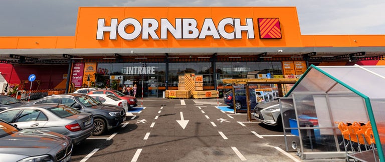 Exterior magazin de bricolaj Hornbach cu parcare