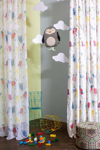 Cameră decorativă pentru copii cu perdele cu model, jucării și jucărie de pluș