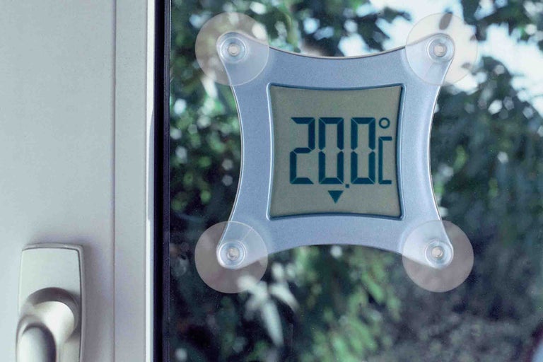 Termometru digital pentru fixare pe fereastră cu ventuze.