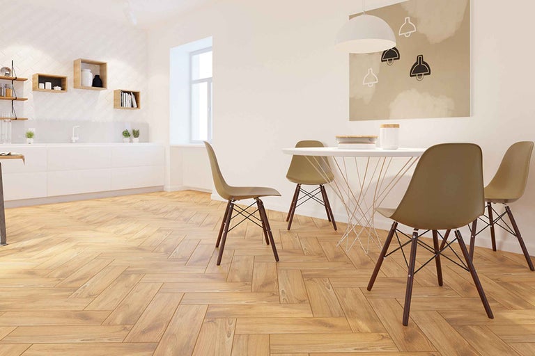 Bucătărie luminoasă cu masă și scaune pe podea de lemn