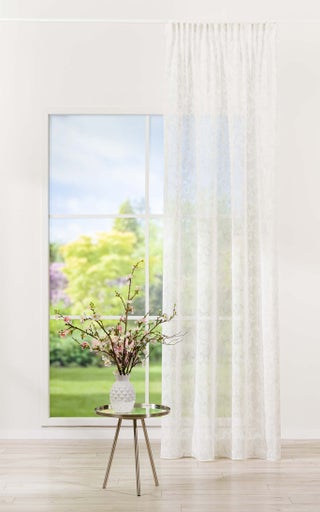 Scenă cu fereastră, perdea, masă și vază cu flori