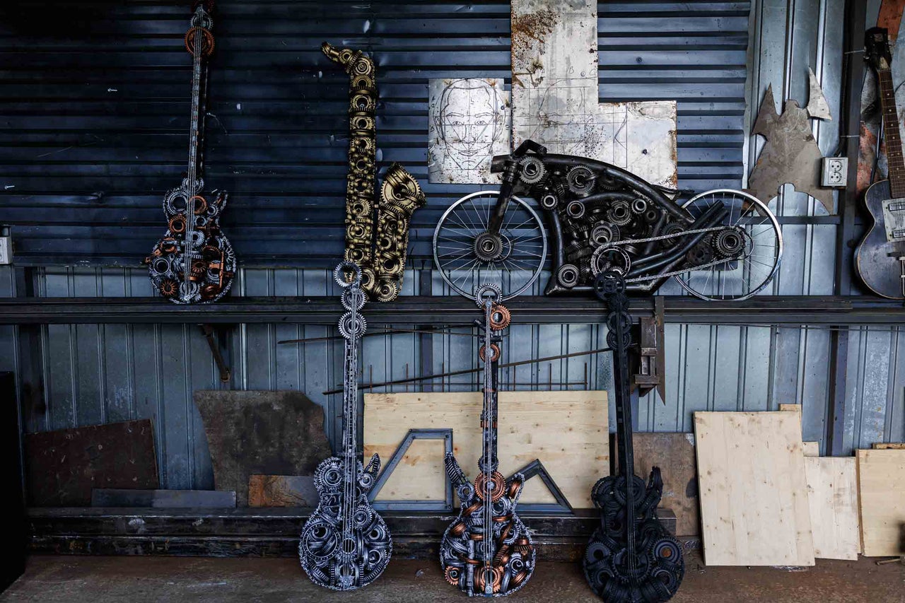 Sculpturi metalice, inclusiv chitare, un saxofon și o motocicletă