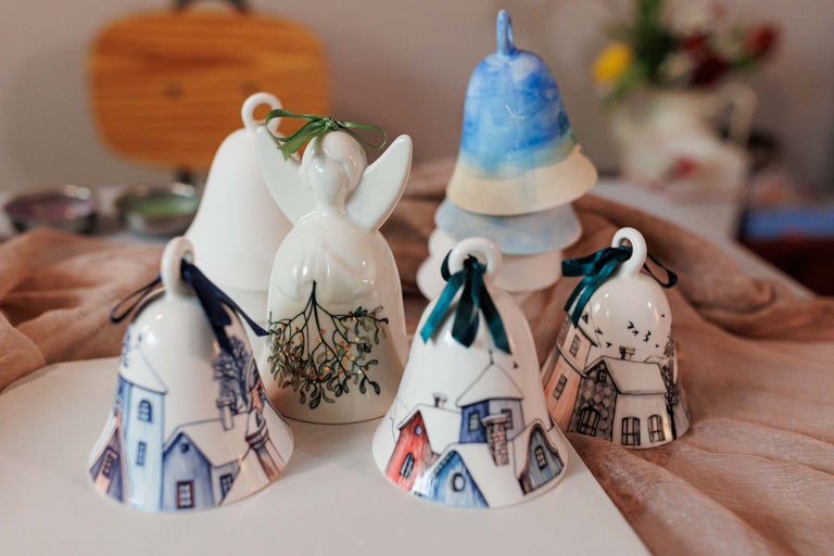 Clopote decorative din ceramică și o figurină de înger cu motive de iarnă