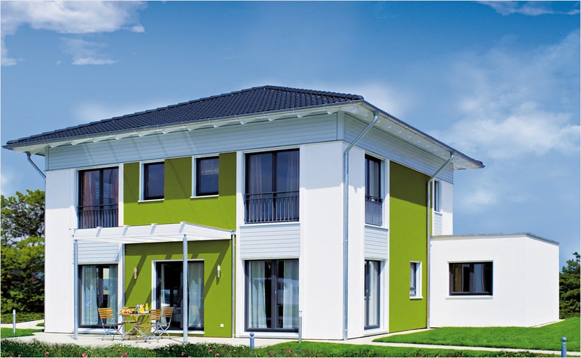 Casă modernă individuală cu două etaje, acoperiș în două ape, terasă și grădină