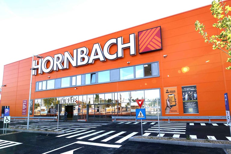 Vedere a clădirii magazinului de bricolaj Hornbach cu parcare