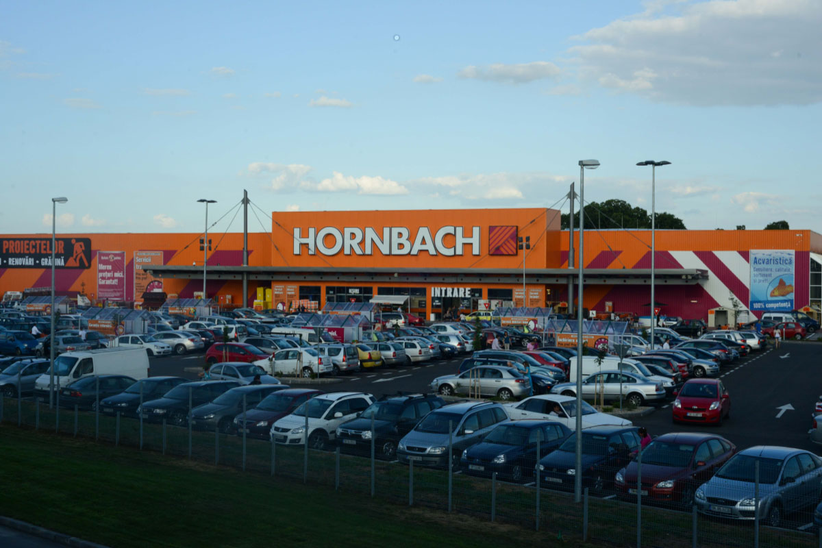 Magazinul de bricolaj Hornbach cu parcare plină