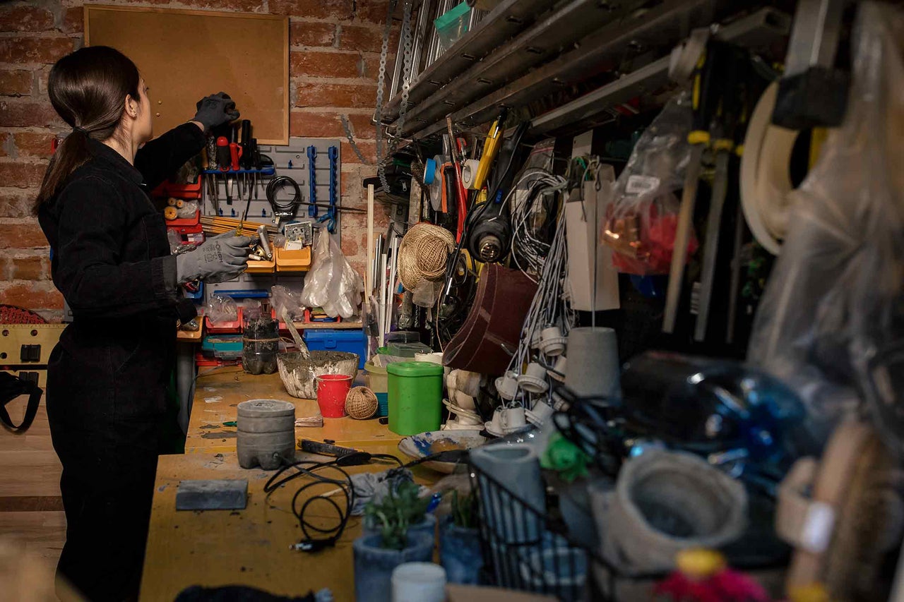 Atelier cu banc de lucru, scule și o persoană