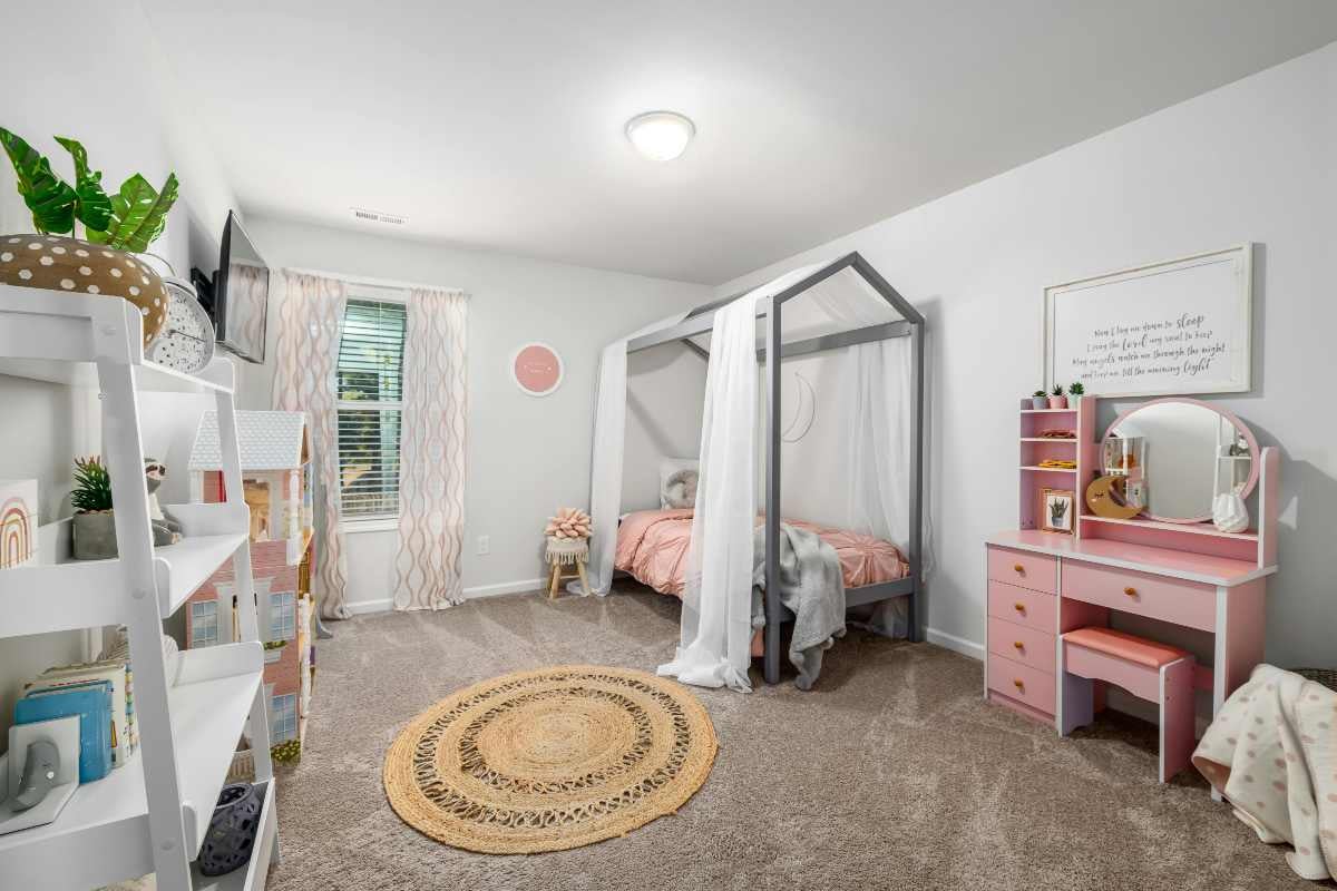 Cameră luminoasă pentru copii cu pat cu baldachin, măsuță de toaletă și rafturi