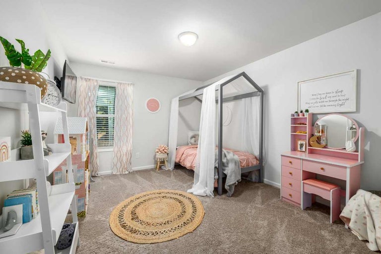 Cameră luminoasă pentru copii cu pat cu baldachin, măsuță de toaletă și rafturi