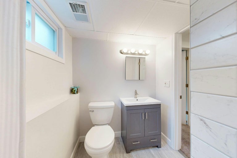 Amenajare baie de serviciu: idei și sfaturi de design interior pentru o baie mică funcțională și modernă