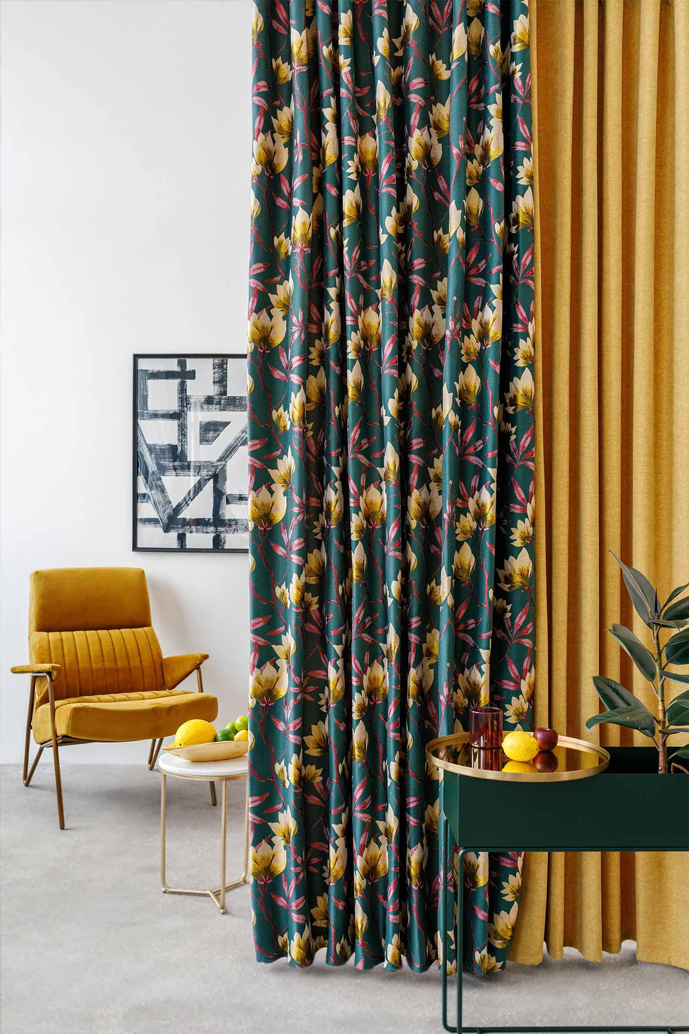 Cameră de zi decorativă cu perdele cu model floral, fotoliu și măsuță laterală