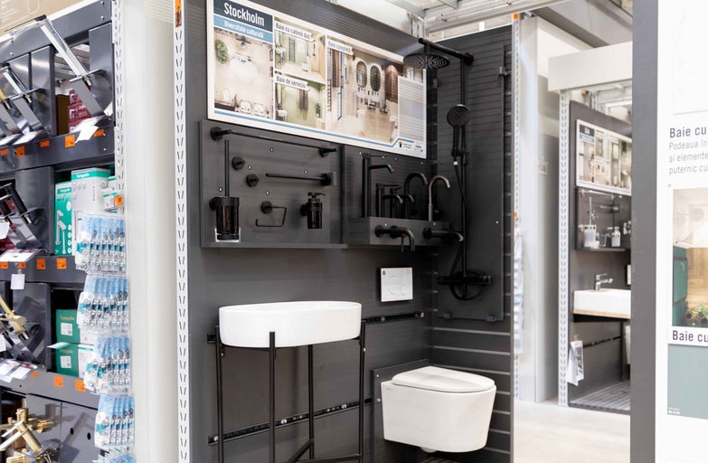 Expoziție de baie cu lavoar, robinete, duș și toaletă