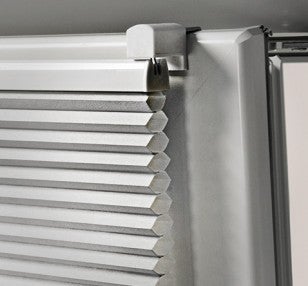 Prim-plan al unui jaluzele plisate orizontale montate