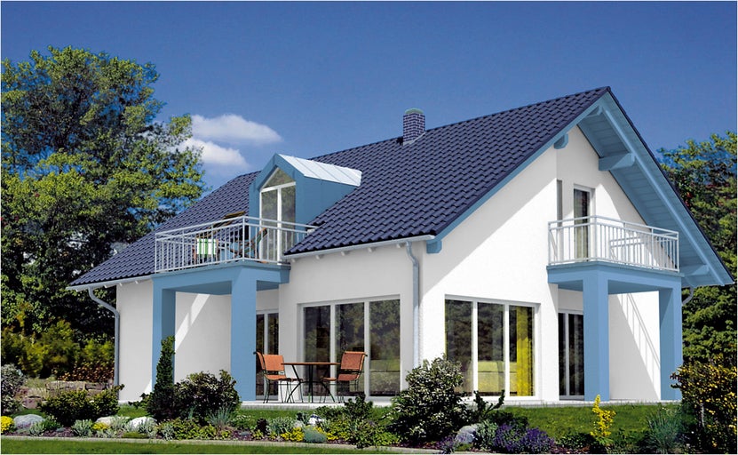 Casă cu acoperiș în două ape, balcoane și terasă