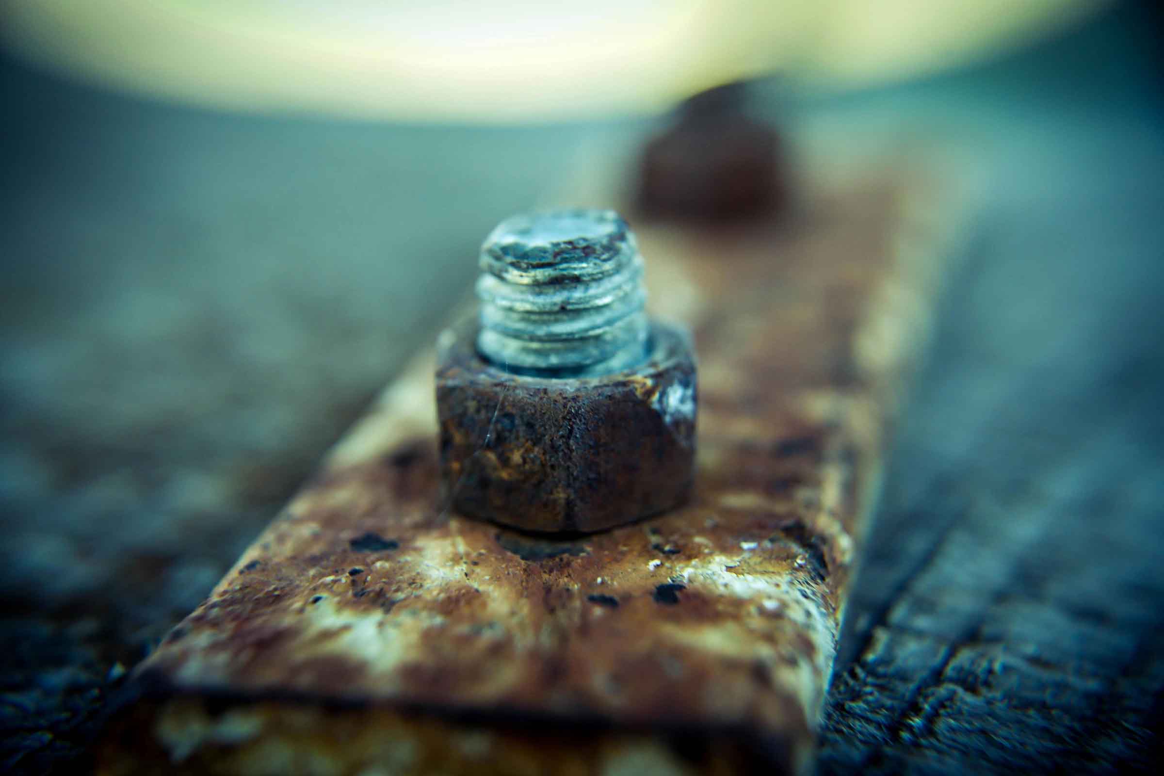 Șurub și piuliță metalice pe placă metalică