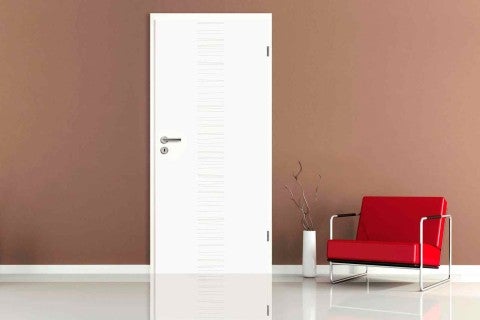 Ușă de interior cu design liniar orizontal într-un decor interior