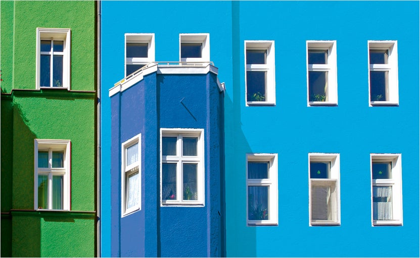 Fațadă de case rezidențiale colorate cu ferestre