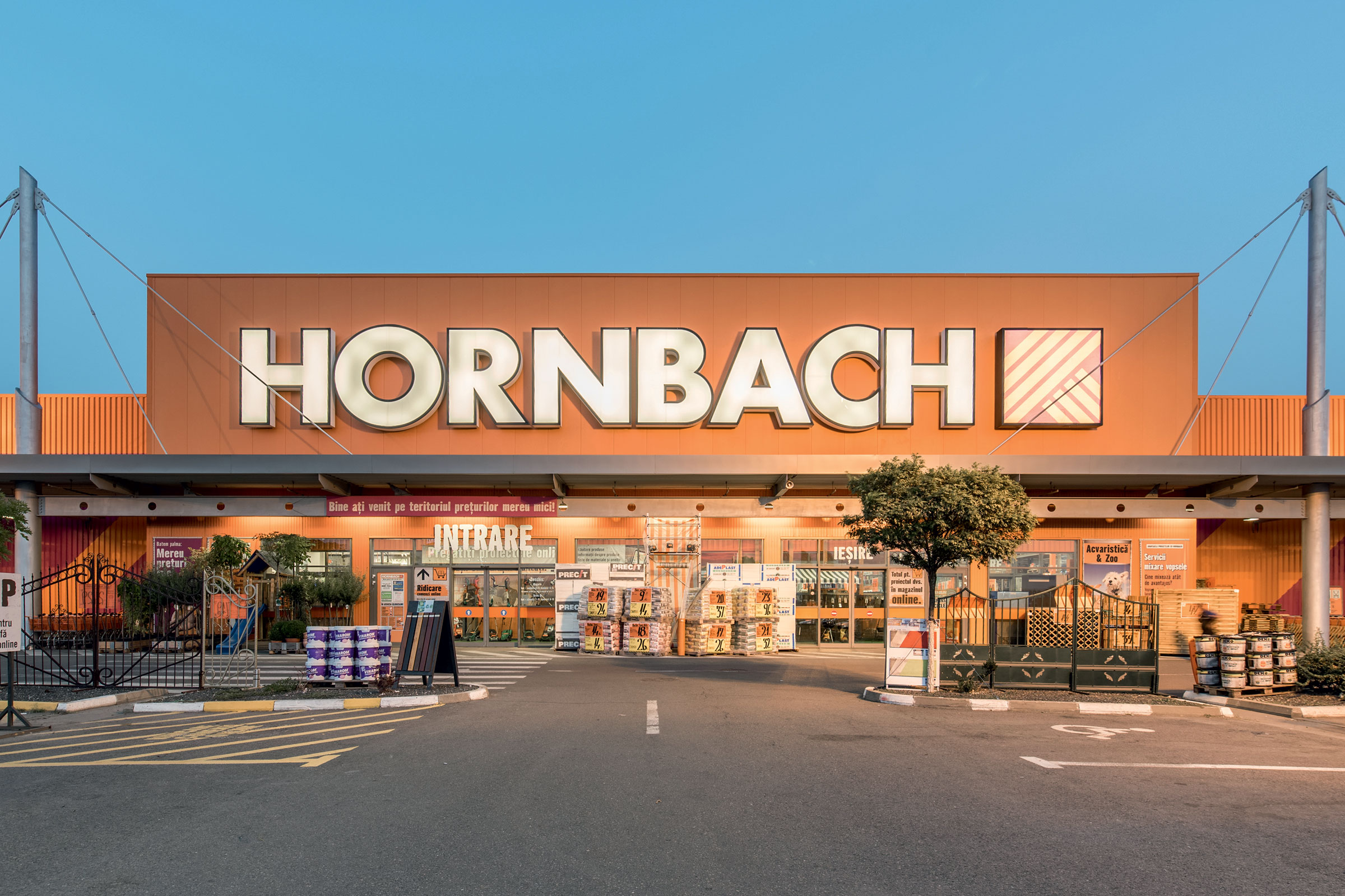 Exteriorul unui magazin de bricolaj Hornbach cu parcare