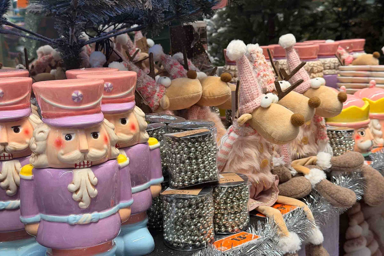 Decoratiuni de Craciun cu figurine spargator de nuci, reni din material textil cu caciuli si ghirlande din margele ca decor festiv.