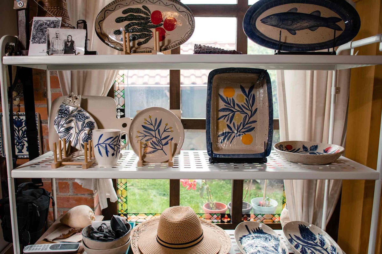 Raft cu ceramică artizanală și obiecte decorative
