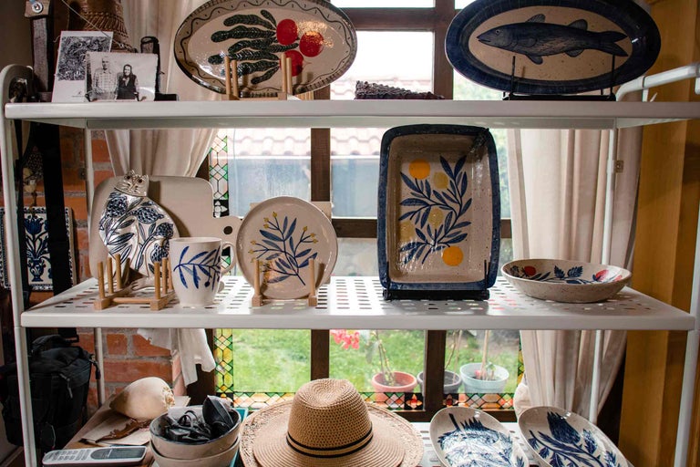 Raft cu ceramică artizanală și obiecte decorative