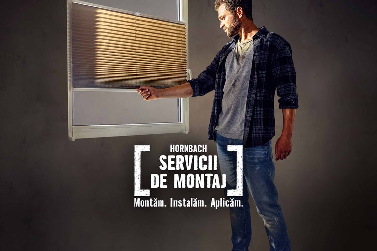 Bărbat montează jaluzea plisată. Serviciul de montaj Hornbach.