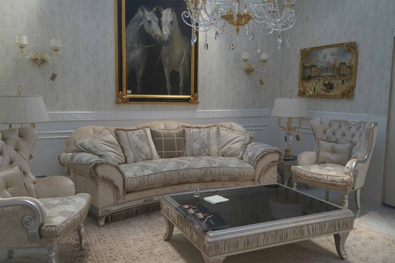 Interior de sufragerie cu canapea, fotoliu, măsuță de cafea și obiecte decorative în stil clasic