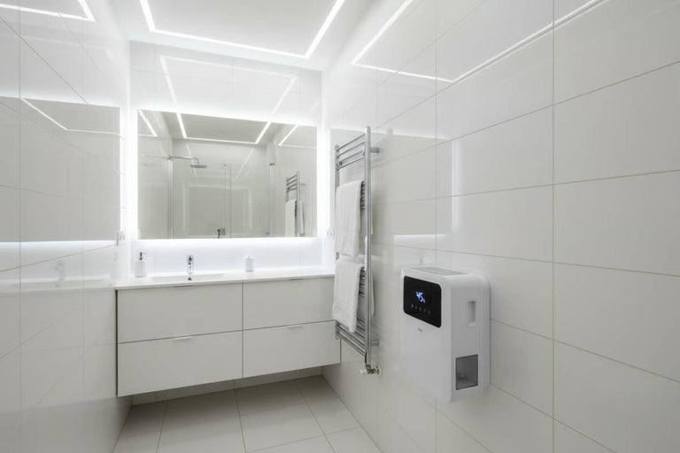 Baie luminoasă cu chiuvetă, oglindă, calorifer și dezumidificator