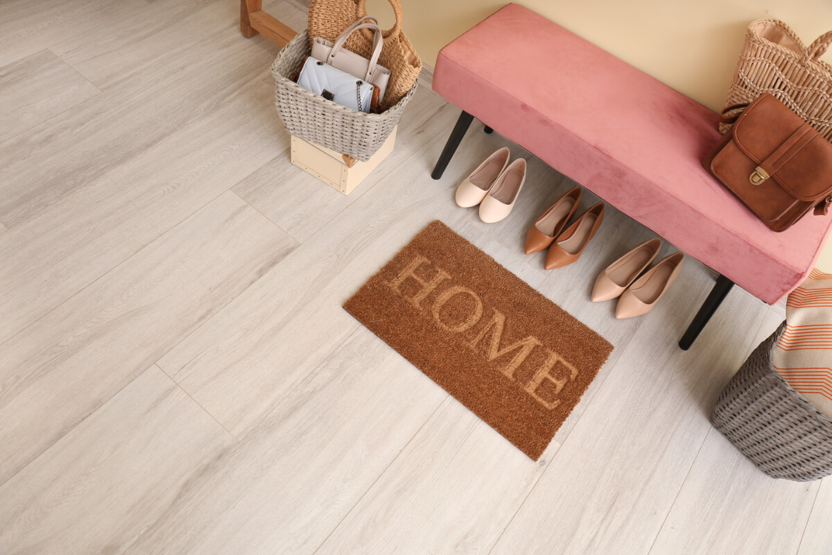 Cameră decorativă cu preș de ușă, bancă și coșuri