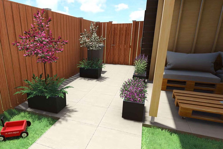 Grădină modernă, organizată, cu gard din lemn, dale de pavaj, jardiniere cu plante și zonă de relaxare din paleți pe terasă.