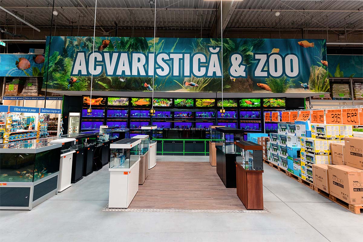 Magazin de acvaristică și zoo în magazinul Hornbach, cu acvarii și accesorii.