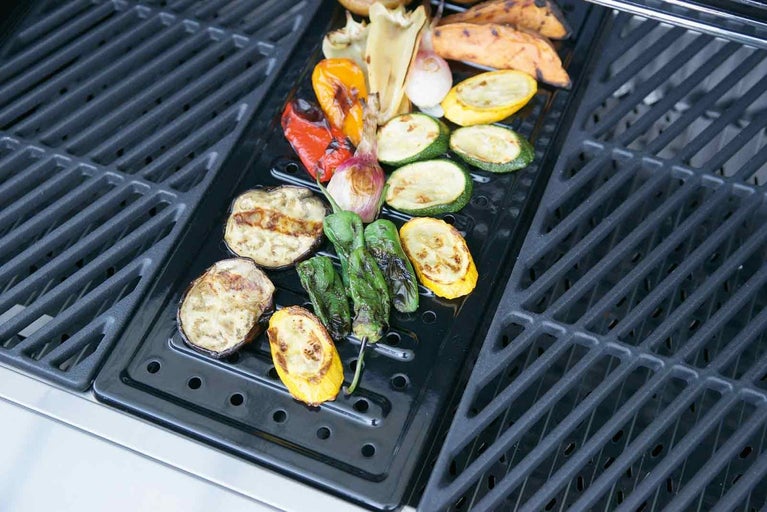 Diverse legume la grătar pe un grătar