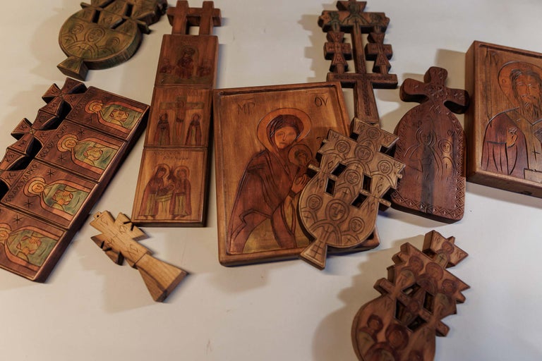 Icoane și cruci creștine sculptate în lemn
