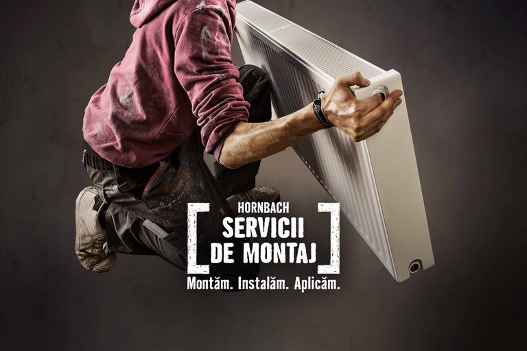 Un meseriaș instalează un radiator. Serviciul de montaj Hornbach.
