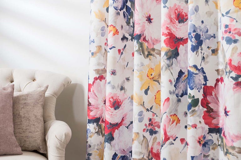 Material decorativ cu model floral lângă un fotoliu