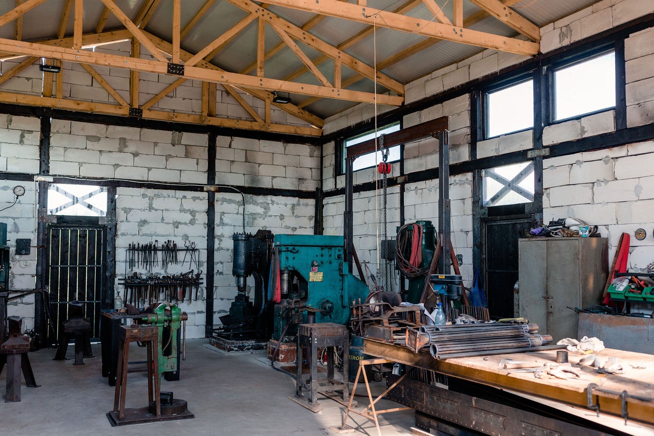 Atelier cu scule, banc de lucru și echipamente de atelier