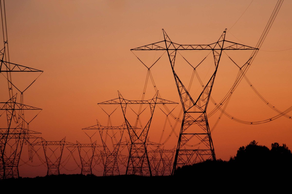 Silueta stâlpilor de electricitate la apus