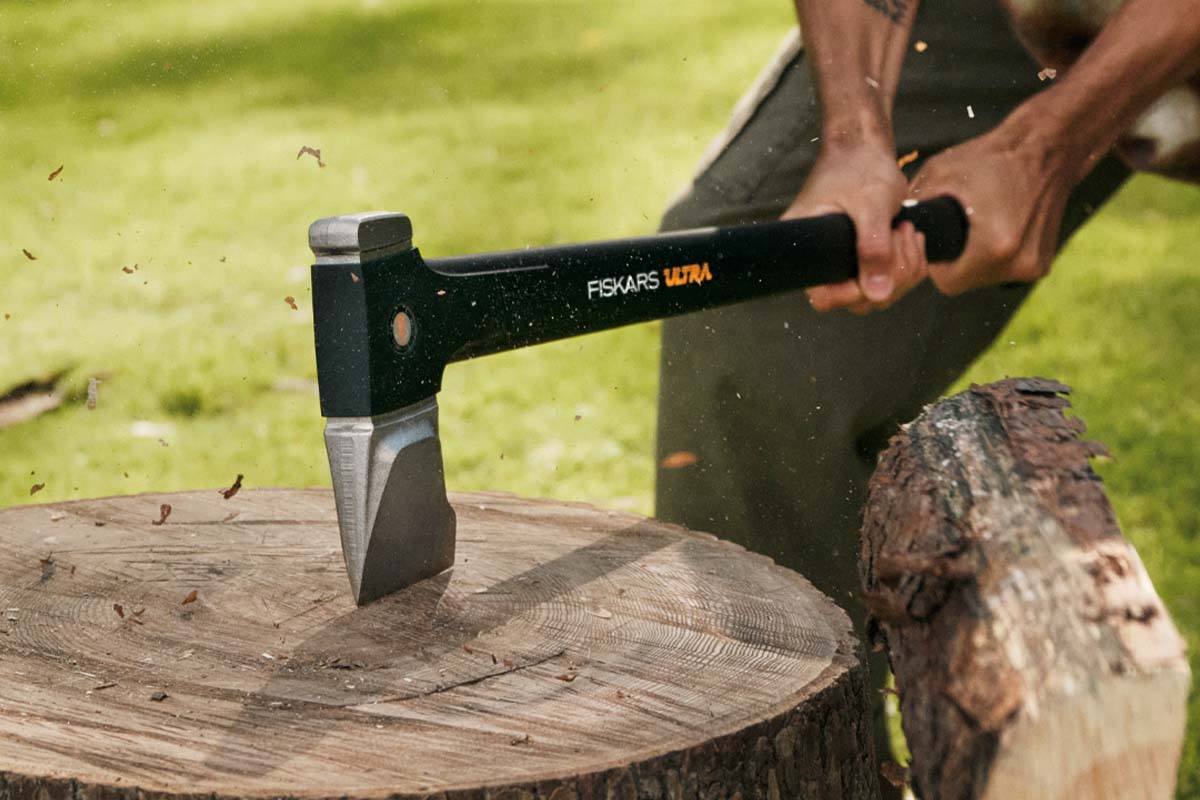 Topor Fiskars Ultra folosit pe un trunchi de lemn.