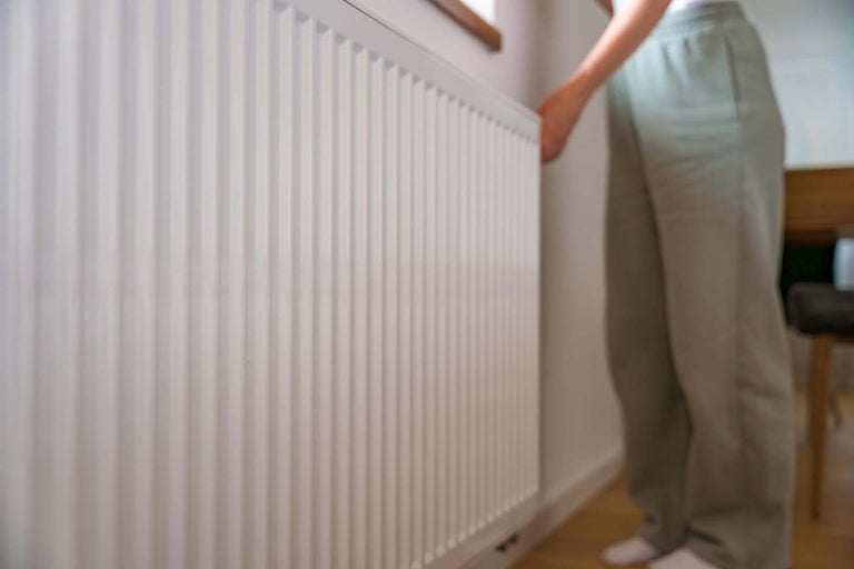 Prim-plan al unui calorifer alb într-o cameră de zi.