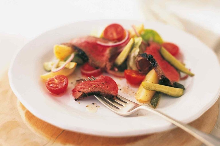 Farfurie cu roastbeef, roșii, castraveți și ceapă