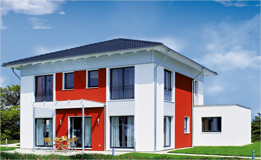 Casă cu două etaje în două culori, cu terasă și acoperiș din țiglă închisă la culoare