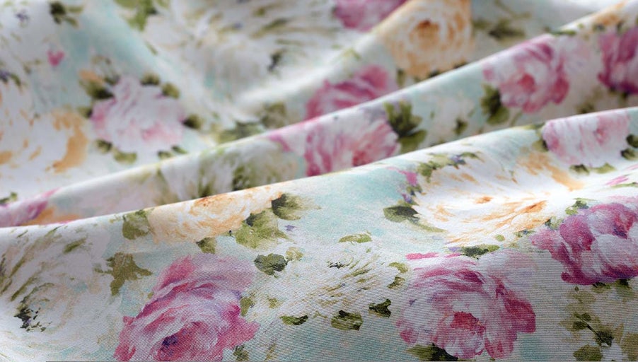 Prim-plan cu țesătură cu model de trandafiri