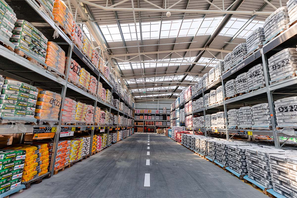 Rafturi cu materiale de construcții într-un magazin Hornbach