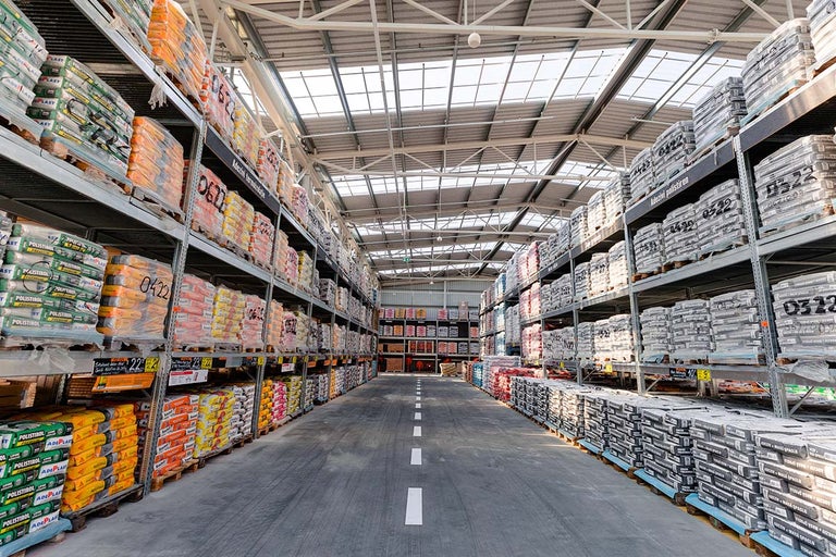 Rafturi cu materiale de construcții într-un magazin Hornbach