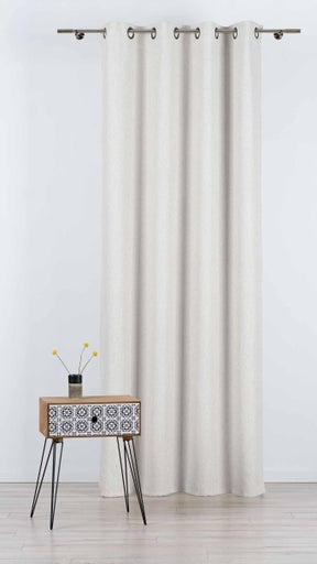 Cortină cu bride și dulap decorativ în cameră