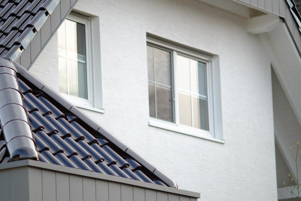 Fațadă de casă cu ferestre și învelitoare