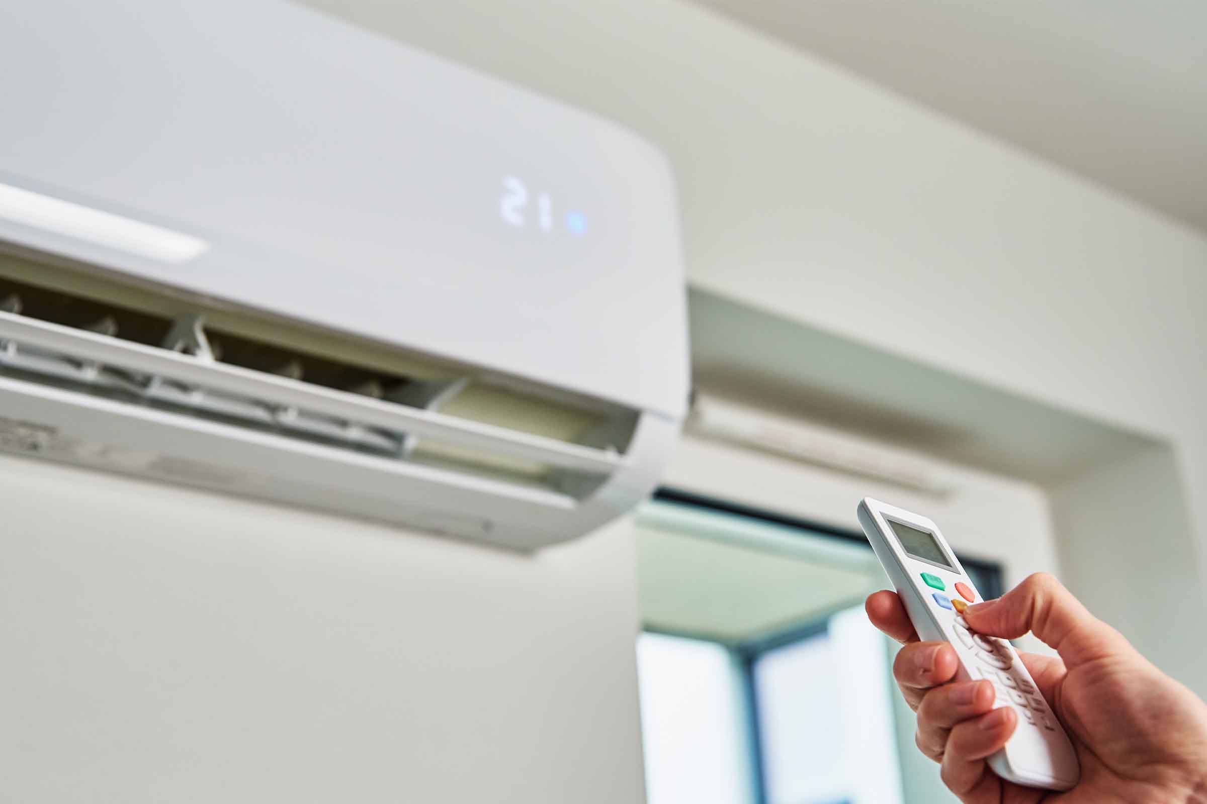 Aparat de aer condiționat split cu telecomandă pentru reglarea temperaturii