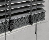 Jaluzea închisă în fața unei ferestre