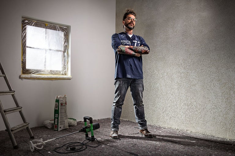 Cameră renovată cu scară, ferestre, mortar de tencuială și meseriaș