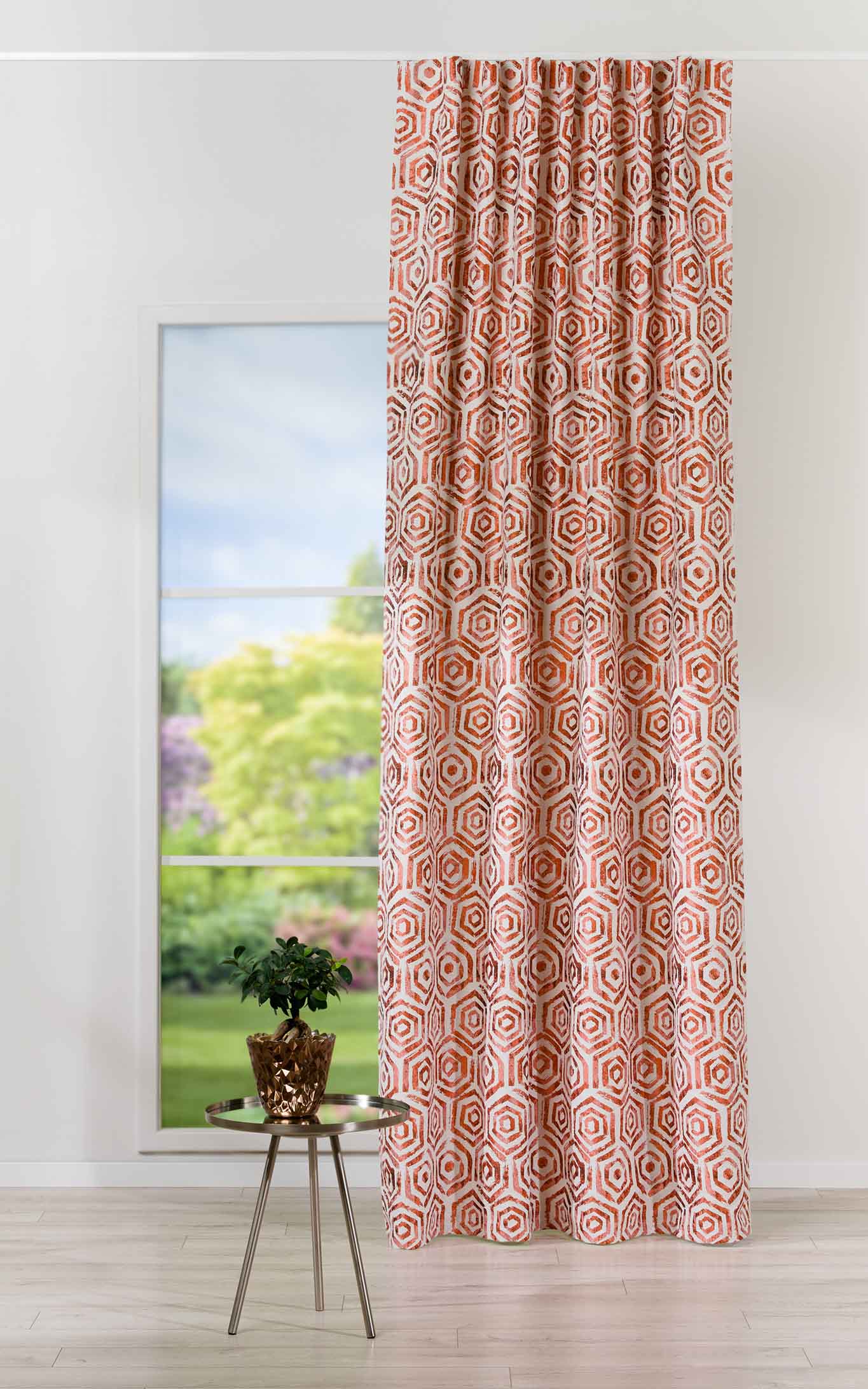 Cortină cu model geometric la fereastră